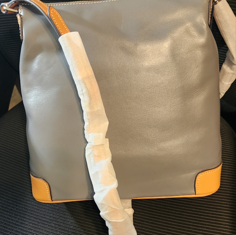DOONEY and BOURKE Wexford leather cross-body. - Picture 2 of 3